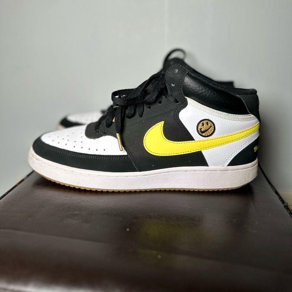 Nike Court Vision Mid
Go the Extra Smile Size 9.5